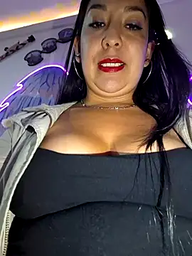 Snapshot of Bella_keny chatting on 02/20/25, 11:21 Bella keny online show from 02/20/25, 11:21