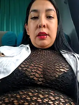 Snapshot of Bella_keny chatting on 10/01/25, 04:44 Bella keny online show from 10/01/25, 04:44