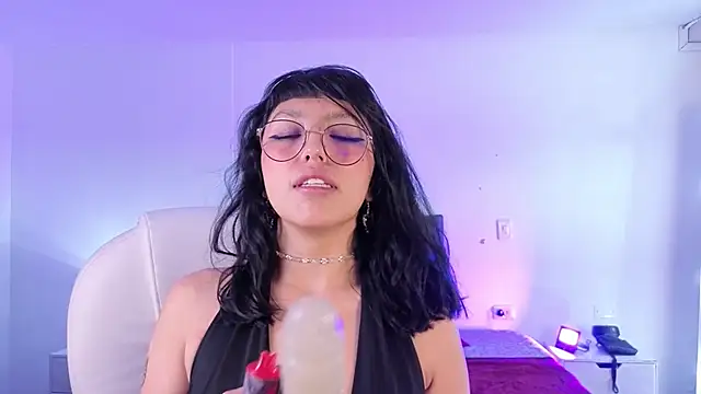cute hollywood online show from 04/19/26, 06:43