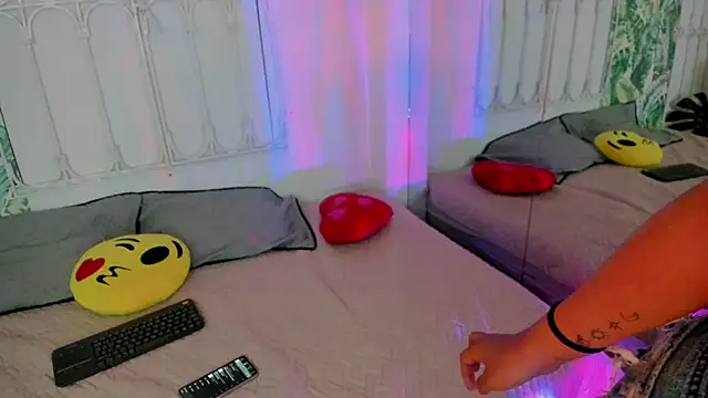 cute hollywood online show from 11/28/25, 08:31