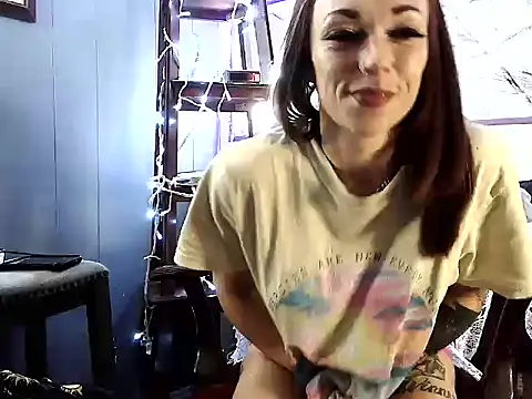 Snapshot of Genevieve143 chatting on 06/16/26, 04:01 Genevieve143 online show from 06/16/26, 04:01