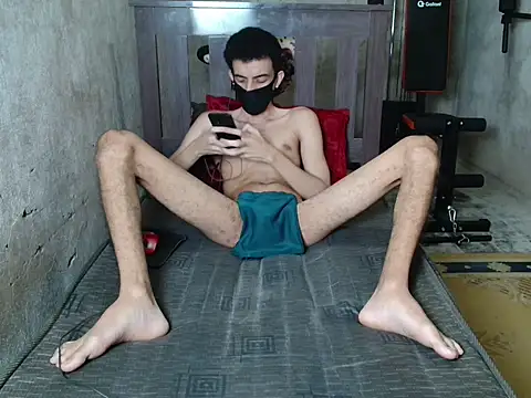 Snapshot of skinnyboy1000 chatting on 09/24/25, 05:08 skinnyboy1000 online show from 09/24/25, 05:08