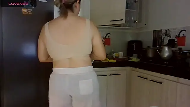 Snapshot of saramartinez1000 chatting on 02/17/26, 05:32 saramartinez1000 online show from 02/17/26, 05:32