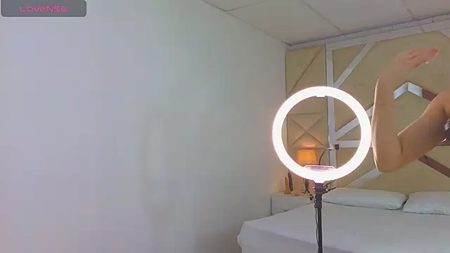 Tiphani walker  online show from 11/13/25, 05:28