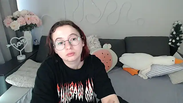 Mini Diva online show from 04/07/26, 08:16