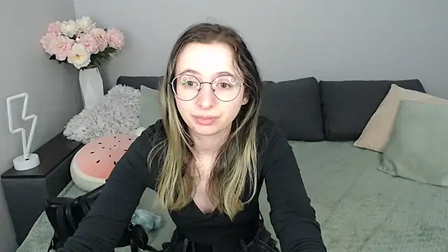 Mini Diva online show from 09/15/25, 08:04