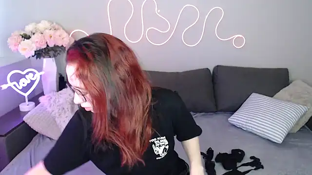 Mini Diva online show from 11/18/25, 09:12