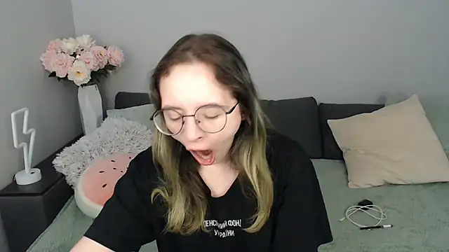 Mini Diva online show from 09/22/25, 08:09