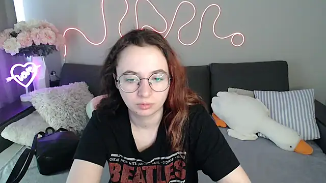 Mini Diva online show from 05/18/26, 08:30