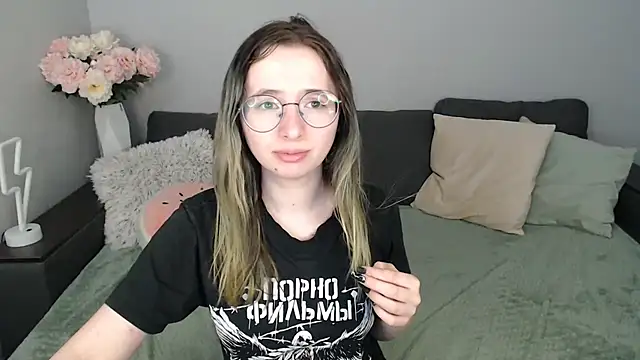 Mini Diva online show from 09/28/25, 08:10