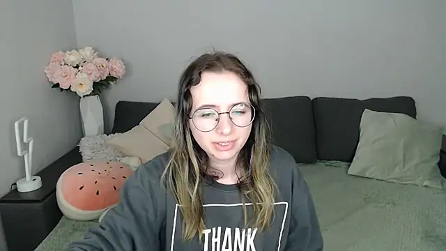 Mini Diva online show from 10/18/25, 08:05