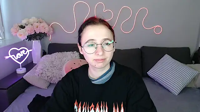 Mini Diva online show from 11/28/25, 09:09