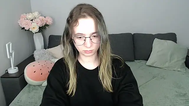 Mini Diva online show from 10/19/25, 08:06