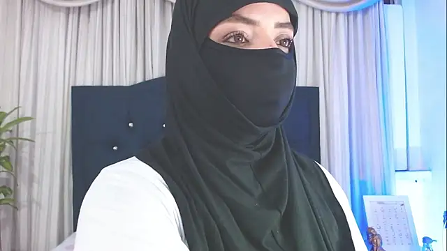 Snapshot of Uzra_hayed chatting on 02/25/25, 10:42 Uzra hayed online show from 02/25/25, 10:42