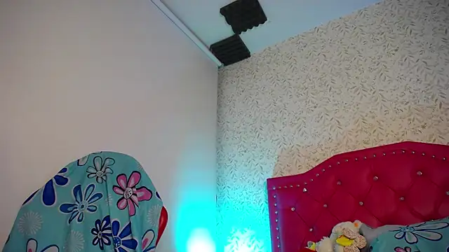 Snapshot of luly_pink chatting on 04/15/26, 04:07 luly pink online show from 04/15/26, 04:07
