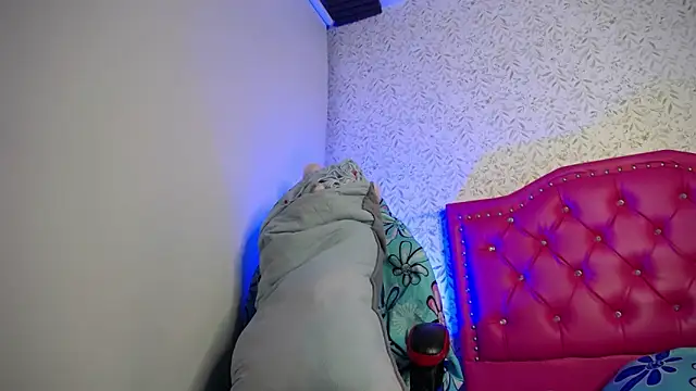 Snapshot of luly_pink chatting on 03/17/26, 04:04 luly pink online show from 03/17/26, 04:04