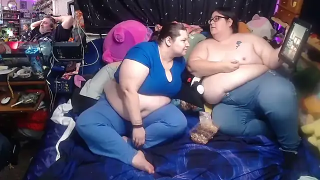 Snapshot of yoursexything79 chatting on 12/17/25, 01:43 yoursexything79 online show from 12/17/25, 01:43