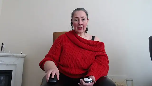 Snapshot of MilfGina chatting on 02/08/25, 12:50 MilfGina online show from 02/08/25, 12:50