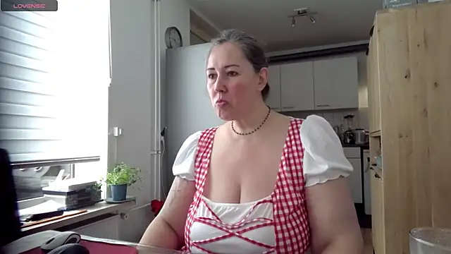 Snapshot of MilfGina chatting on 09/29/25, 07:26 MilfGina online show from 09/29/25, 07:26