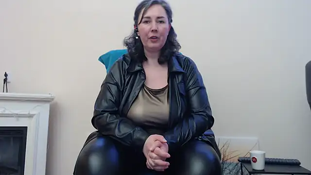 Snapshot of MilfGina chatting on 03/04/25, 09:00 MilfGina online show from 03/04/25, 09:00