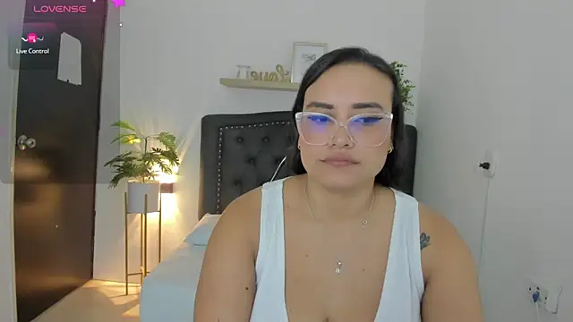 Snapshot of zoe_danae_ chatting on 02/08/25, 12:06 zoe danae online show from 02/08/25, 12:06