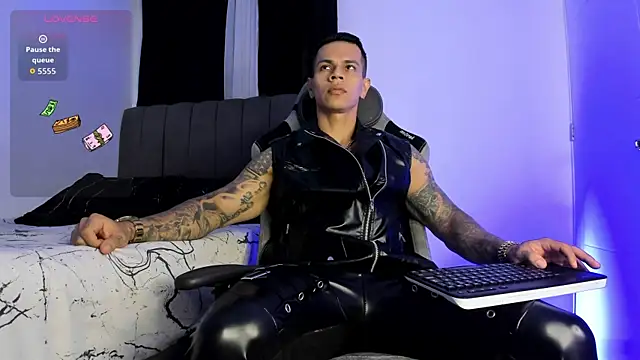 Snapshot of Aron_Dark chatting on 10/02/25, 12:14 Aron Dark online show from 10/02/25, 12:14