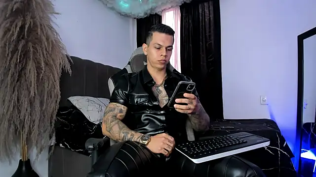 Snapshot of Aron_Dark chatting on 06/08/26, 02:39 Aron Dark online show from 06/08/26, 02:39