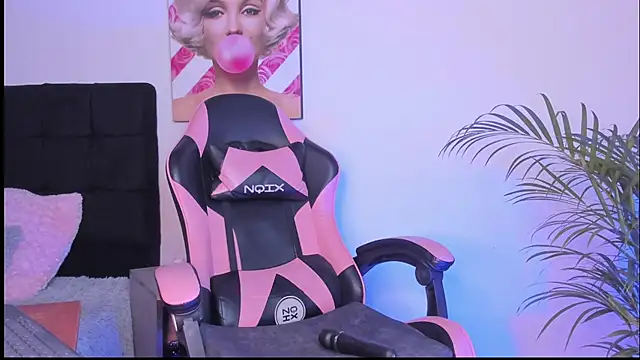 Kenia tompson01 online show from 10/13/25, 07:26