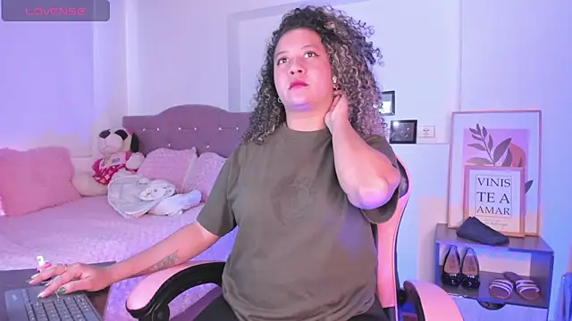 Kenia tompson01 online show from 10/07/25, 08:21