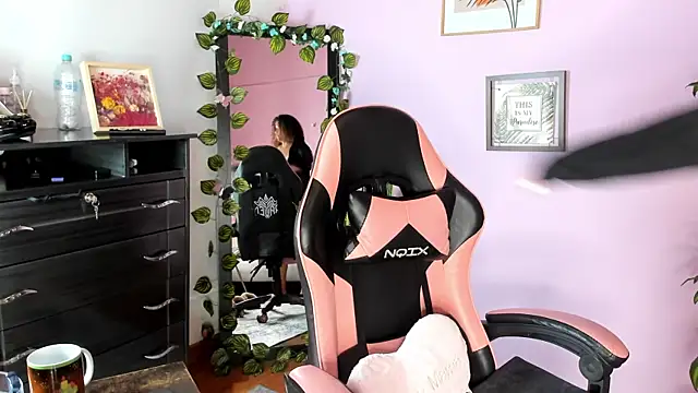 Kenia tompson01 online show from 12/04/25, 11:15