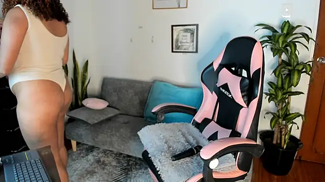 Kenia tompson01 online show from 11/29/25, 09:20