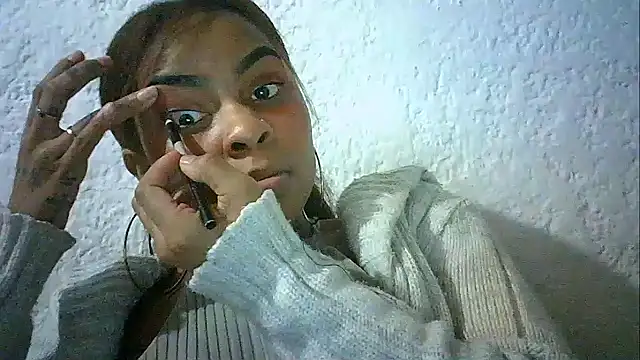 Snapshot of Bellabeltrann chatting on 12/22/25, 11:43 Bellabeltrann online show from 12/22/25, 11:43