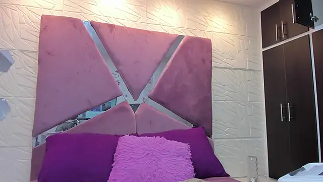 Charlotte Ice1 online show from 11/30/25, 03:35