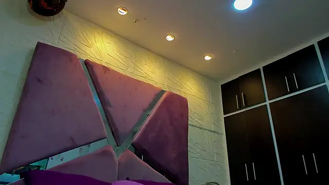 Charlotte Ice1 online show from 11/15/25, 04:00