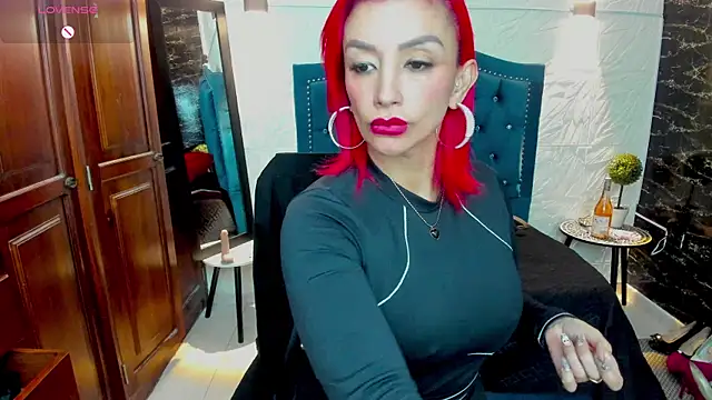 Snapshot of RedQueenMilf chatting on 10/17/25, 11:17 RedQueenMilf online show from 10/17/25, 11:17