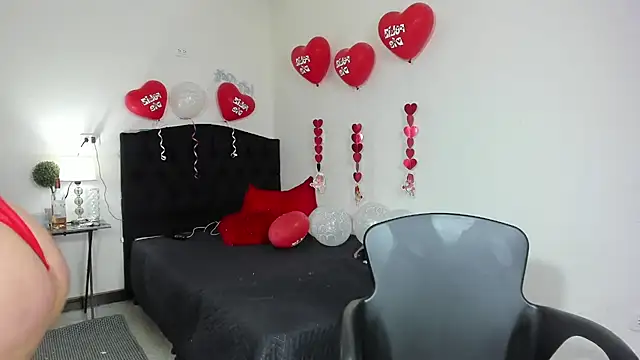 Snapshot of RedQueenMilf chatting on 02/14/25, 10:04 RedQueenMilf online show from 02/14/25, 10:04