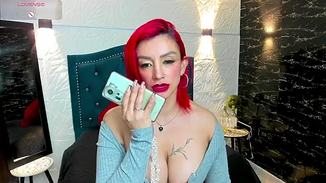 Snapshot of RedQueenMilf chatting on 09/22/25, 09:43 RedQueenMilf online show from 09/22/25, 09:43