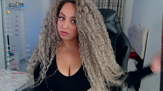 Snapshot of _Just_a_queen_3 chatting on 10/14/25, 01:01 Just a queen 3 online show from 10/14/25, 01:01