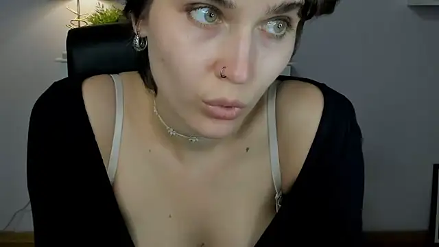 Snapshot of sarah_perfect chatting on 05/21/26, 12:35 sarah perfect online show from 05/21/26, 12:35
