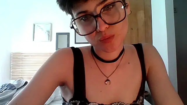 Snapshot of sarah_perfect chatting on 03/01/26, 03:23 sarah perfect online show from 03/01/26, 03:23