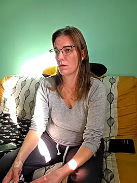 SpiceLea online show from 10/23/25, 01:10