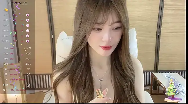 Snapshot of Yuuuuuly chatting on 12/12/24, 06:53 Yuuuuuly online show from 12/12/24, 06:53