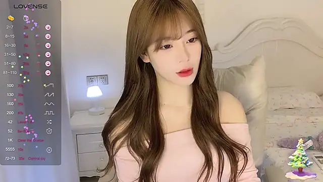 Snapshot of Yuuuuuly chatting on 02/28/25, 04:20 Yuuuuuly online show from 02/28/25, 04:20