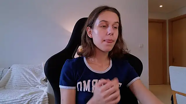 Snapshot of VanessaBayer2 chatting on 12/29/24, 01:45 VanessaBayer2 online show from 12/29/24, 01:45