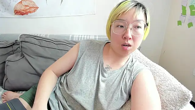 Snapshot of luxgray chatting on 06/14/26, 01:23 luxgray online show from 06/14/26, 01:23