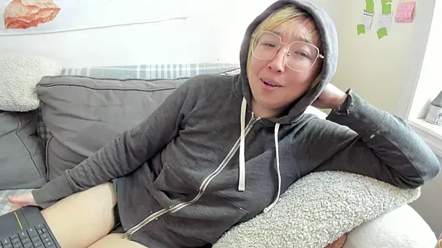 Snapshot of luxgray chatting on 06/21/26, 01:28 luxgray online show from 06/21/26, 01:28