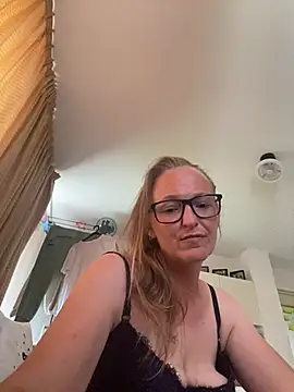 Snapshot of KikiDenhaag chatting on 07/17/26, 11:40 KikiDenhaag online show from 07/17/26, 11:40