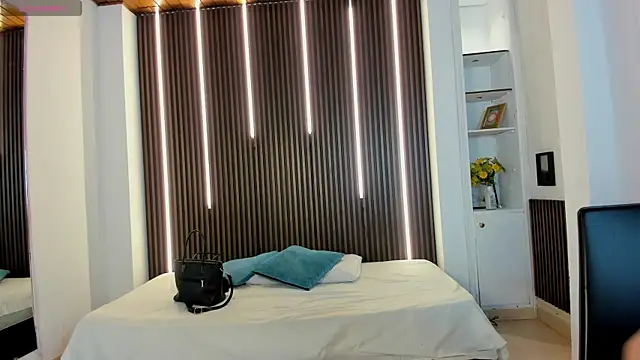 Snapshot of IsabellaaJoness chatting on 09/09/25, 12:03 IsabellaaJoness online show from 09/09/25, 12:03