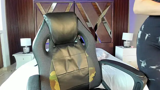 Snapshot of IsabellaaJoness chatting on 09/18/25, 12:19 IsabellaaJoness online show from 09/18/25, 12:19