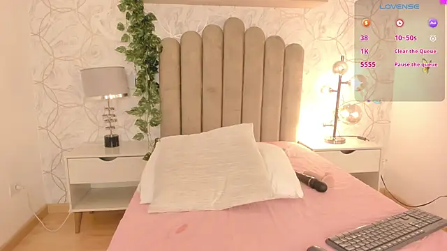 Snapshot of Roma__love chatting on 02/23/25, 02:35 Roma love online show from 02/23/25, 02:35